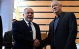 Le chef du parti Kakhol lavan Benny Gantz (à droite) et le leader d'Yisrael Beytenu Avigdor Liberman s'adressent à la presse après leur rencontre à Ramat Gan, le 9 mars 2020. (Tomer Neuberg/Flash90)