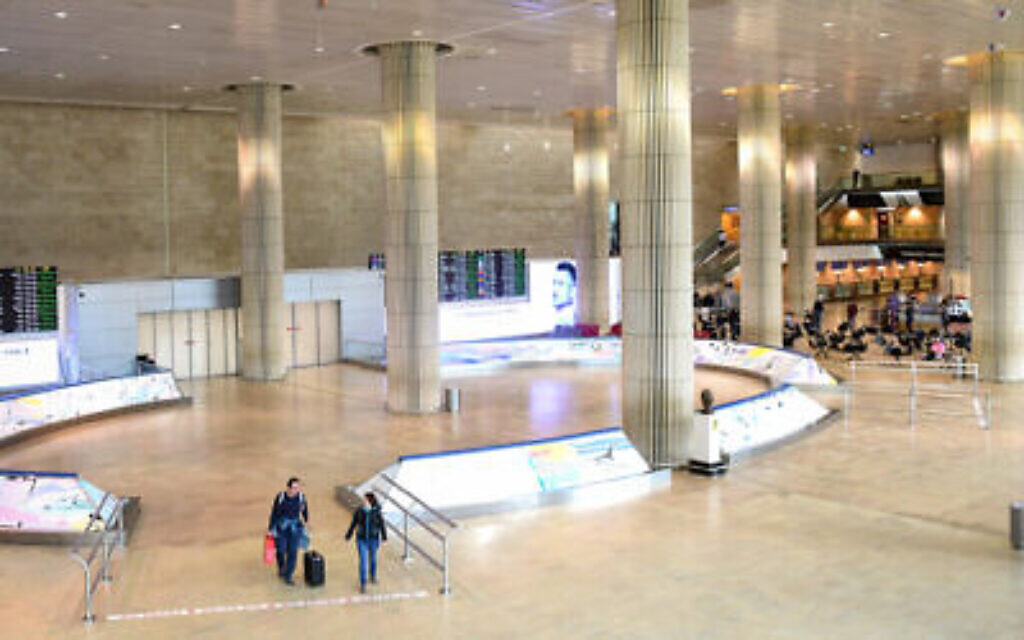 Le hall des arrivées pratiquement vide de l'aéroport international Ben Gurion, le 11 mars 2020. (Crédit : Flash90) Le hall des arrivées pratiquement vide de l'aéroport international Ben Gurion, le 11 mars 2020. (Crédit : Flash90)