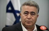 Le président du Parti travailliste Amir Peretz lors d'une conférence de presse à Tel Aviv, le 12 mars 2020. (Crédit : Tomer Neuberg/Flash90)
