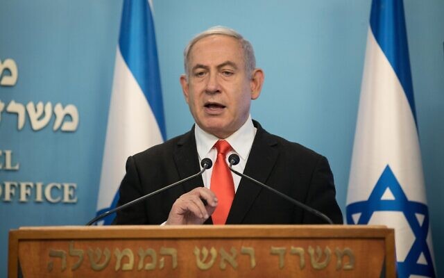 Le Premier ministre Benjamin Netanyahu fait une déclaration télévisée au sujet de l'épidémie de coronavirus, au bureau du Premier ministre à Jérusalem, le 16 mars 2020. (Crédit : Yonatan Sindel / Flash90) Le Premier ministre Benjamin Netanyahu fait une déclaration télévisée au sujet de l'épidémie de coronavirus, au bureau du Premier ministre à Jérusalem, le 16 mars 2020. (Crédit : Yonatan Sindel / Flash90)
