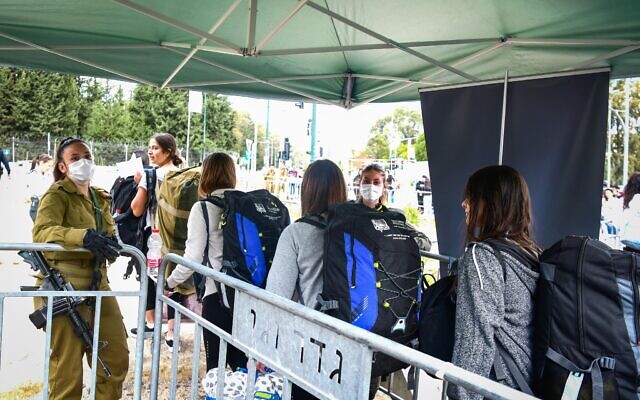 De jeunes Israéliens arrivent au centre de recrutement de l'armée israélienne à Tel Hashomer, près de Tel-Aviv, le 17 mars 2020. (Crédit : Flash90) De jeunes Israéliens arrivent au centre de recrutement de l'armée israélienne à Tel Hashomer, près de Tel-Aviv, le 17 mars 2020. (Crédit : Flash90)