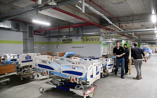 Des travailleurs préparent de nouveaux services suite à la propagation du coronavirus à l'hôpital de Tel Hashomer le 17 mars 2020. (Crédit : Flash90) Des travailleurs préparent de nouveaux services suite à la propagation du coronavirus à l'hôpital de Tel Hashomer le 17 mars 2020. (Crédit : Flash90)