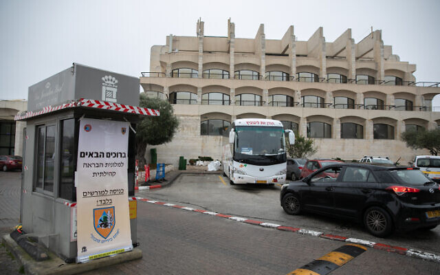 L'hôtel Dan Panorama à Jérusalem transformé en centre d'hébergement pour isoler les patients atteints de cas légers de coronavirus, le 17 mars 2020. (Crédit : Olivier Fitoussi / Flash90) L'hôtel Dan Panorama à Jérusalem transformé en centre d'hébergement pour isoler les patients atteints de cas légers de coronavirus, le 17 mars 2020. (Crédit : Olivier Fitoussi / Flash90)
