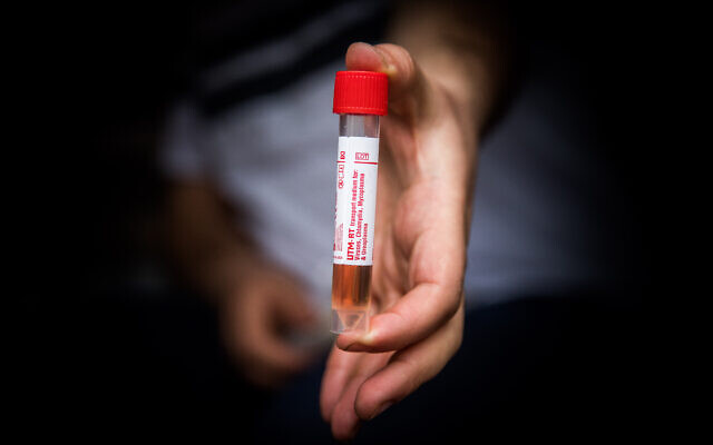 Le kit de test pour les travailleurs de Magen David Adom pour un patient présentant des symptômes de COVID-19 (coronavirus), à Jérusalem le 17 mars 2020. (Crédit : Yonatan Sindel/Flash90)