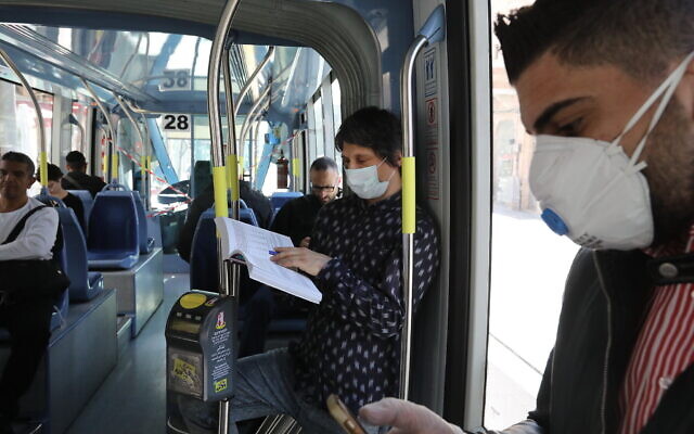 Des passagers dans le tramway de Jérusalem, le 17 mars 2020. (Crédit : Yossi Zamir/Flash90) Des passagers dans le tramway de Jérusalem, le 17 mars 2020. (Crédit : Yossi Zamir/Flash90)