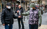 Un commerçant vendant du gel hydroalcoolique dans le centre-ville de Jérusalem, le 18 mars 2020. (Crédit : Olivier Fitoussi/FLASH90)