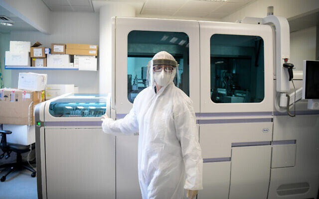 Un technicien effectue un test de dépistage du coronavirus, le 19 mars 2020. (Flash90)