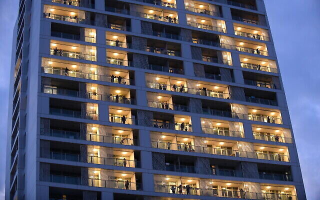 Les habitants de Tel Aviv sur leurs balcons, applaudissent les soignants mobilisés pour la lutte contre le coronavirus, le 19 mars 2020. (Crédit : Tomer Neuberg/Flash90) Les habitants de Tel Aviv sur leurs balcons, applaudissent les soignants mobilisés pour la lutte contre le coronavirus, le 19 mars 2020. (Crédit : Tomer Neuberg/Flash90)