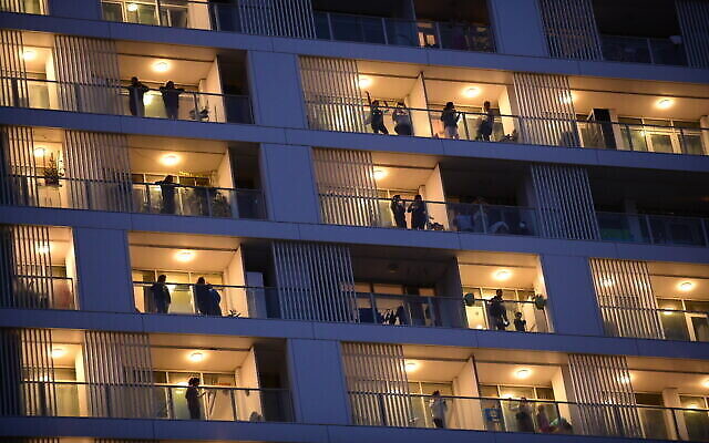 Les habitants de Tel Aviv sur leurs balcons, applaudissent les soignants mobilisés pour la lutte contre le coronavirus, le 19 mars 2020. (Crédit : Tomer Neuberg/Flash90) Les habitants de Tel Aviv sur leurs balcons, applaudissent les soignants mobilisés pour la lutte contre le coronavirus, le 19 mars 2020. (Crédit : Tomer Neuberg/Flash90)