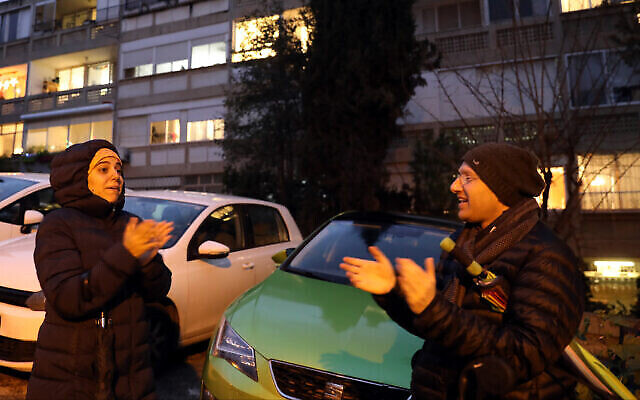 Des habitants de Jérusale applaudissent les soignants mobilisés pour la lutte contre le coronavirus, le 19 mars 2020. (Crédit : Yossi Zamir/Flash90) Des habitants de Jérusale applaudissent les soignants mobilisés pour la lutte contre le coronavirus, le 19 mars 2020. (Crédit : Yossi Zamir/Flash90)