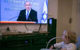 Un enfant regarde le Premier ministre Benjamin Netanyahu pendant une conférence de presse en direct sur les nouvelles restrictions gouvernementales pour la population concernant le coronavirus, le 19 mars 2020. (Chen Leopold/Flash90)