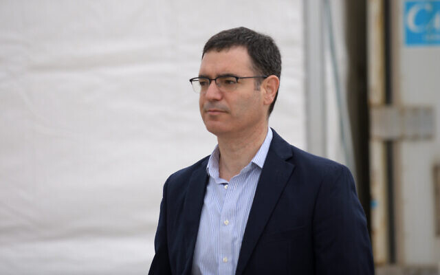 Le directeur-général du ministère de la Santé, Moshe Bar Siman-Tov, sur un site de testage au coronavirus type drive-in à Tel Aviv, le 20 mars 2020 (Crédit : Tomer Neuberg/Flash90)