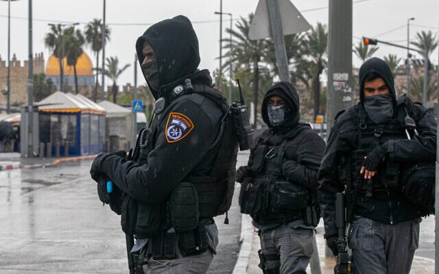 Des policiers israéliens montent la garde aux abords de la Vieille Ville, le 20 mars 2020 à Jérusalem. (Olivier Fitoussi/Flash90) Des policiers israéliens montent la garde aux abords de la Vieille Ville, le 20 mars 2020 à Jérusalem. (Olivier Fitoussi/Flash90)