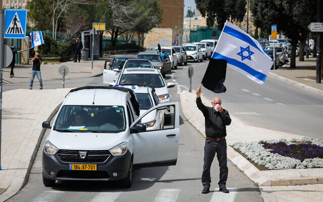 Des manifestants participent à une manifestation contre les actions gouvernementales présentées comme des précautions dues à l'épidémie de coronavirus mais qu'ils considèrent comme antidémocratiques, ici devant la Knesset à Jérusalem, le 23 mars 2020. (Olivier Fitoussi/Flash90) Des manifestants participent à une manifestation contre les actions gouvernementales présentées comme des précautions dues à l'épidémie de coronavirus mais qu'ils considèrent comme antidémocratiques, ici devant la Knesset à Jérusalem, le 23 mars 2020. (Olivier Fitoussi/Flash90)