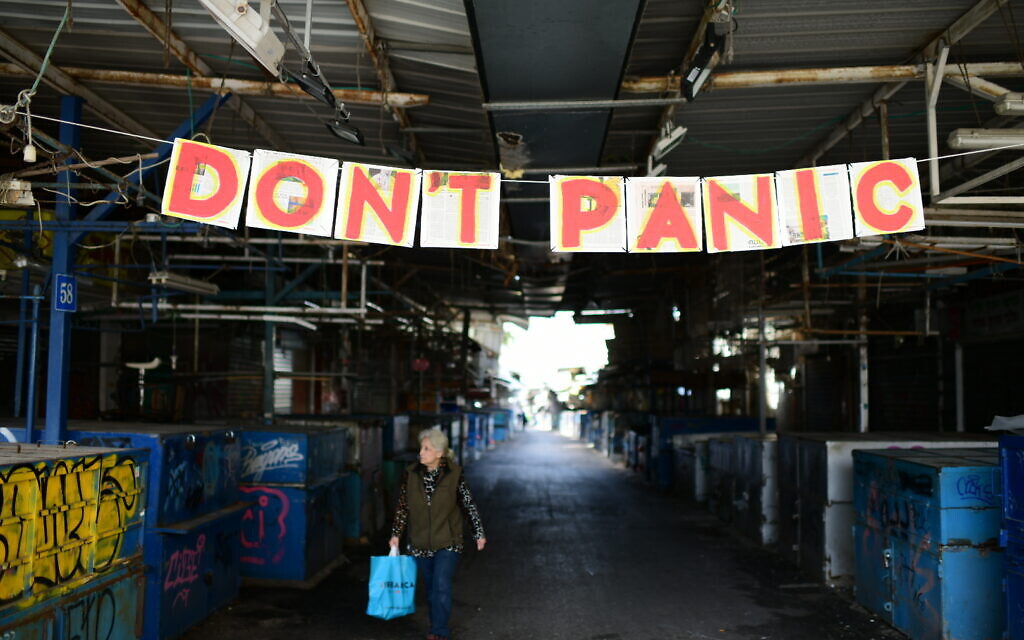 Le marché Carmel de Tel Aviv, désert et fermé, en pleine pandémie de coronavirus, le 23 mars 2020. (Crédit : Tomer Neuberg/Flash90)