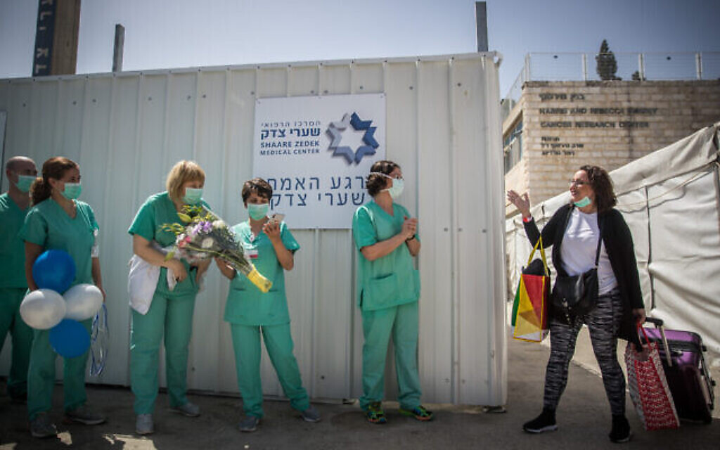 Simcha Friedman, une patiente du Centre médical Shaare Zedek qui a guéri du coronavirus, après sa sortie du Centre médical Shaare Zedek à Jérusalem, le 24 mars 2020. (Yonatan Sindel/Flash90) Simcha Friedman, une patiente du Centre médical Shaare Zedek qui a guéri du coronavirus, après sa sortie du Centre médical Shaare Zedek à Jérusalem, le 24 mars 2020. (Yonatan Sindel/Flash90)
