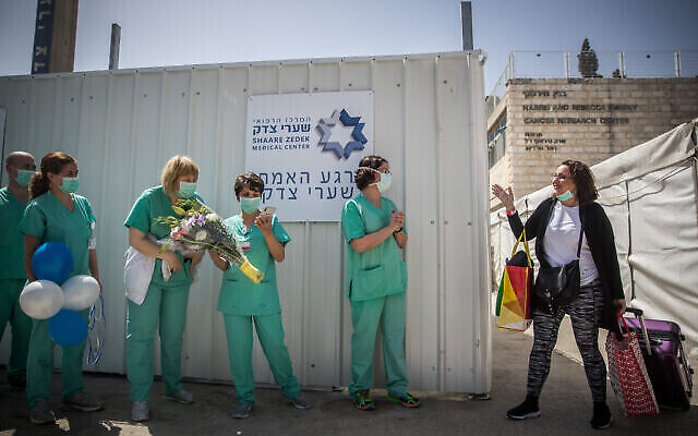 Simcha Friedman, une patiente du Centre médical Shaare Zedek qui a guéri du coronavirus, après sa sortie du Centre médical Shaare Zedek à Jérusalem, le 24 mars 2020. (Yonatan Sindel/Flash90)