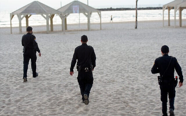 La police patrouille sur les plages de Tel Aviv, le 25 mars 2020. Illustration (Crédit : Avshalom Sassoni/Flah90)