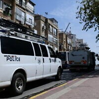 La police patrouille dans la ville juive ultra-orthodoxe de Bnei Brak, le 30 mars 2020. (Tomer Neuberg/Flash90)