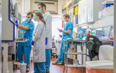 Des spécialistes effectuent un test de diagnostic du coronavirus dans un laboratoire de l'hôpital Rambam à Haïfa, le 30 mars 2020. (Yossi Aloni/ Flash90)