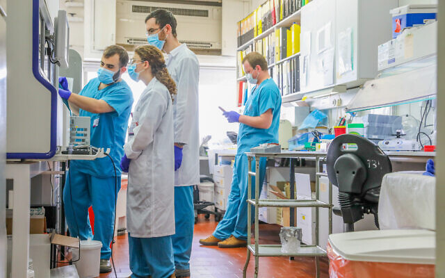 Des spécialistes effectuent un test de diagnostic du coronavirus dans un laboratoire de l'hôpital Rambam à Haïfa, le 30 mars 2020. (Yossi Aloni/ Flash90) Des spécialistes effectuent un test de diagnostic du coronavirus dans un laboratoire de l'hôpital Rambam à Haïfa, le 30 mars 2020. (Yossi Aloni/ Flash90)