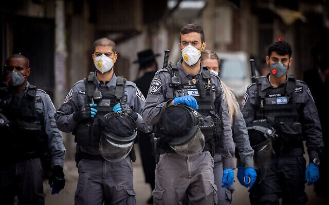 Des agents de police ferment des synagogues et dispersent des rassemblements publics dans le quartier juif orthodoxe de Mea Sharim à Jérusalem, le 31 mars 2020 (Crédit : Yonatan Sindel/Flash90) Des agents de police ferment des synagogues et dispersent des rassemblements publics dans le quartier juif orthodoxe de Mea Sharim à Jérusalem, le 31 mars 2020 (Crédit : Yonatan Sindel/Flash90)