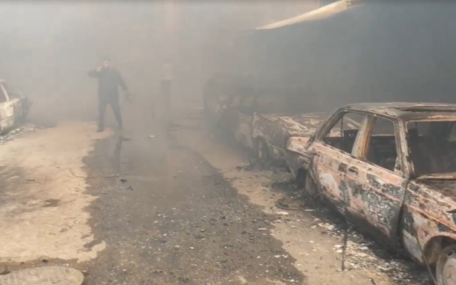 Une rue enfumée dans le camp de réfugiés de Nuseirat à Gaza après qu'un incendie a éclaté le 5 mars 2020. (Capture d'écran : Al-Aqsa TV)