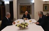 Benjamin Netanyahu, à gauche, Reuven Rivlin, au centre, et Benny Gantz, en réunion à Jérusalem le 15 mars 2020. (Crédit : Kobi Gideon/GPO)