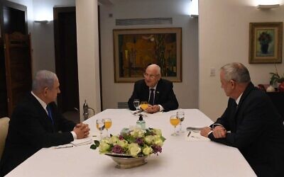 Benjamin Netanyahu, à gauche, Reuven Rivlin, au centre, et Benny Gantz, en réunion à Jérusalem le 15 mars 2020. (Crédit : Kobi Gideon/GPO)