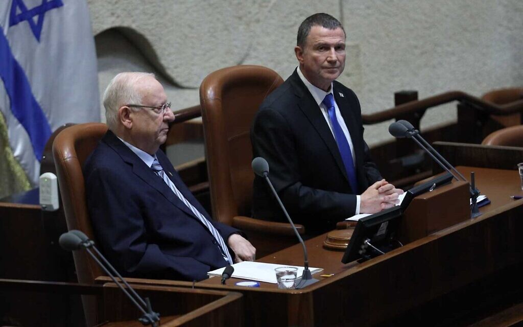 Le président de la Knesset, Yuli Edelstein (à droite), et le président Reuven Rivlin lors de la prestation de serment de la 23e Knesset, le 16 mars 2020. (Crédit : Mark Heyman et Haim Zach/GPO) Le président de la Knesset, Yuli Edelstein (à droite), et le président Reuven Rivlin lors de la prestation de serment de la 23e Knesset, le 16 mars 2020. (Crédit : Mark Heyman et Haim Zach/GPO)