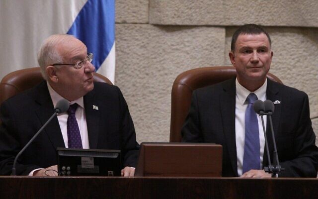 Le président Reuven Rivlin (à gauche) et le président de la Knesset Yuli Edelstein à la Knesset lors d'une session plénière spéciale marquant le 50e anniversaire de l'édifice du Parlement, le 19 janvier 2016. (Crédit : Yonatan Sindel / Flash90)