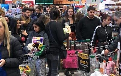 Un supermarché de Tel Aviv le 14 mars 2020 (Crédit : capture d'écran)