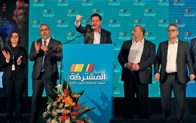Ayman Odeh (C), leader du parti Hadash qui fait partie de l'alliance de la Liste arabe unie, intervient avec d'autres leaders au siège de Shefa Amr, le 2 mars 2020, après la fermeture des bureaux de vote. (Crédit : Ahmad GHARABLI / AFP) Ayman Odeh (C), leader du parti Hadash qui fait partie de l'alliance de la Liste arabe unie, intervient avec d'autres leaders au siège de Shefa Amr, le 2 mars 2020, après la fermeture des bureaux de vote. (Crédit : Ahmad GHARABLI / AFP)