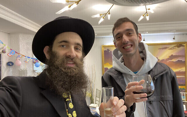 Le rabbin Osher Litzman, à gauche, fait la fête avec un fidèle lors des célébrations de Pourim, dans un centre Habad à Séoul, en Corée du Sud, en mars 2020. (Autorisation)