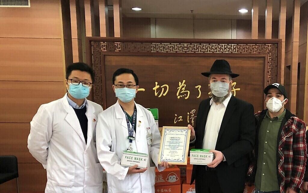 Le rabbin Shalom Greenberg a distribué des milliers de masques et de kits d'aide aux Juifs et aux non-Juifs dans le quartier de Hongkou à Shanghai. (Crédit : Habad Shanghai) Le rabbin Shalom Greenberg a distribué des milliers de masques et de kits d'aide aux Juifs et aux non-Juifs dans le quartier de Hongkou à Shanghai. (Crédit : Habad Shanghai)
