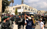 Des Israéliens défilent dans les rues d’Hébron à l’occasion de la fête de Pourim, le 21 mars 2019. (Crédit : Jacob Magid / Times of Israel)