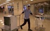 Un employé du centre hospitalier Rambam à Haïfa déplace des équipements vers une aile spéciale destinée au traitement du coronavirus, le 29 février 2019. (Capture écran : Twitter)