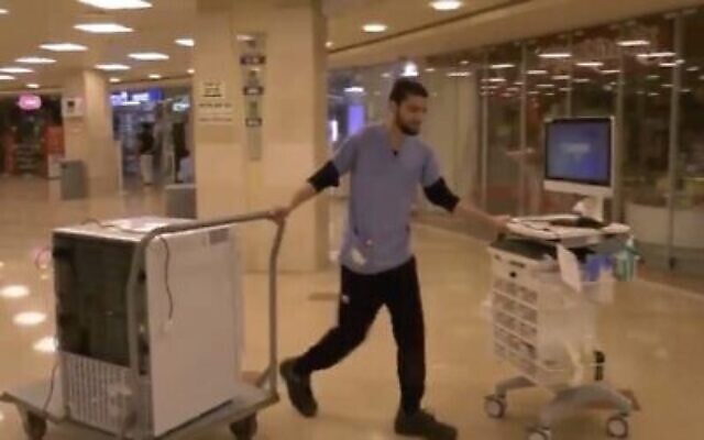 Un employé du centre hospitalier Rambam à Haïfa déplace des équipements vers une aile spéciale destinée au traitement du coronavirus, le 29 février 2019. (Capture écran : Twitter) Un employé du centre hospitalier Rambam à Haïfa déplace des équipements vers une aile spéciale destinée au traitement du coronavirus, le 29 février 2019. (Capture écran : Twitter)