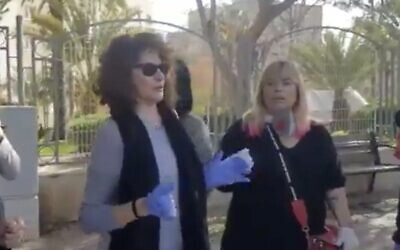 Des familles de résidents de la maison de retraite Mishan à Beer Sheva manifestent le 29 mars 2020. (Capture d'écran : Twitter)