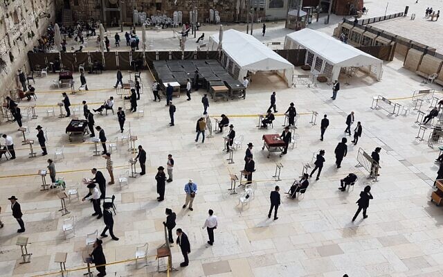 La prière du matin au mur Occidental, le 16 mars 2020. Les espaces de prière sont délimités conformément aux directives du ministère de la Santé face à la pandémie de coronavirus (Crédit : The Western Wall Heritage Foundation)