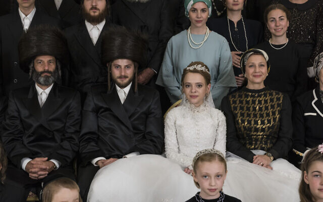 Le mariage de Yanky (Amit Rahav) et d'Esty (Shira Haas) dans "Unorthodox", une série Netflix. (Crédit : Anika Molnar/Netflix) Le mariage de Yanky (Amit Rahav) et d'Esty (Shira Haas) dans "Unorthodox", une série Netflix. (Crédit : Anika Molnar/Netflix)