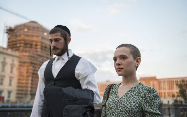 Amit Rahav (Yanky) et Shira Haas (Esty) dans la série Netflix 'Unorthodox'. (Crédit : Anika Molnar/Netflix) Amit Rahav (Yanky) et Shira Haas (Esty) dans la série Netflix 'Unorthodox'. (Crédit : Anika Molnar/Netflix)