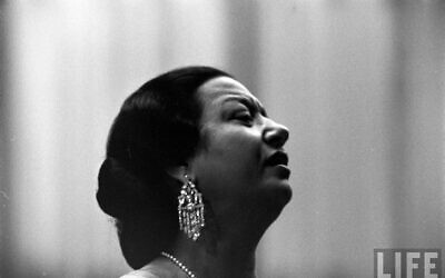 Oum Kalthoum dans LIFE magazine (Crédit : domaine public)