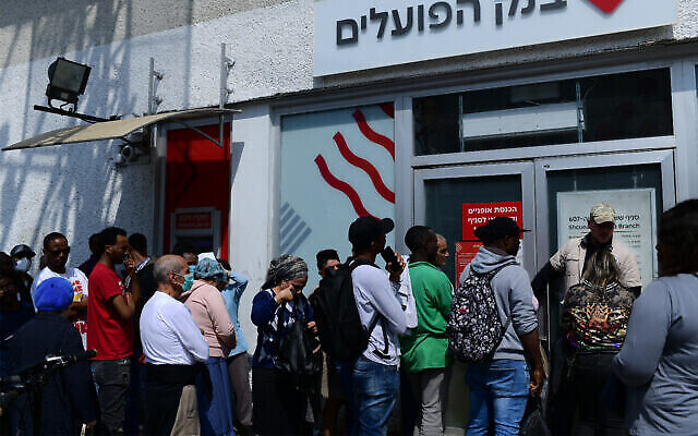 Des Israéliens font la queue devant une banque près du marché Hatikva, Tel Aviv, le 15 mars 2020. (Crédit : Tomer Neuberg/Flash90) Des Israéliens font la queue devant une banque près du marché Hatikva, Tel Aviv, le 15 mars 2020. (Crédit : Tomer Neuberg/Flash90)