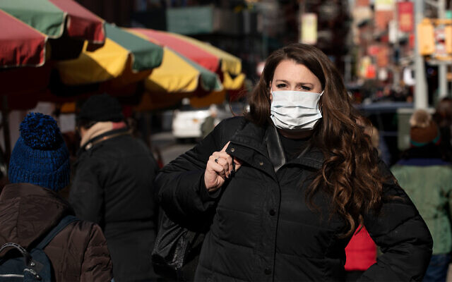 Une femme porte un masque pour se protéger du coronavirus à New York, le 30 janvierr 2020. (Crédit : AP/Mark Lennihan) Une femme porte un masque pour se protéger du coronavirus à New York, le 30 janvierr 2020. (Crédit : AP/Mark Lennihan)
