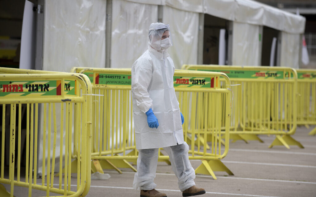 Un employé de l'équipe médicale du Magen David Adom à un site de testage de coronavirus de type drive-in à Tel Aviv, le 20 mars 2020 (Crédit : Gili Yaari/Flash90)