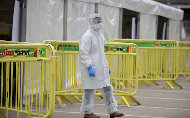 Un employé de l'équipe médicale du Magen David Adom à un site de testage de coronavirus de type drive-in à Tel Aviv, le 20 mars 2020 (Crédit : Gili Yaari/Flash90)