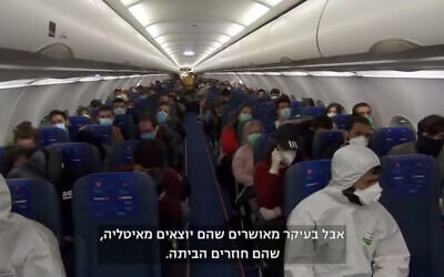 Des Israéliens fuient Milan à bord d'un "avion de secours" d'Israir (Capture d'écran : Treizième chaîne)