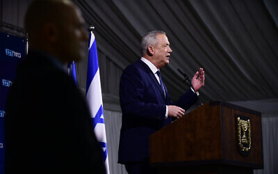Le président du parti Kakhol lavan, Benny Gantz, tient une conférence de presse à Ramat Gan, le 26 février 2020. (Tomer Neuberg/Flash90)