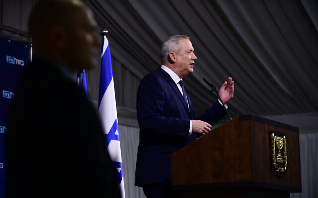 Le président du parti Kakhol lavan, Benny Gantz, tient une conférence de presse à Ramat Gan, le 26 février 2020. (Tomer Neuberg/Flash90) Le président du parti Kakhol lavan, Benny Gantz, tient une conférence de presse à Ramat Gan, le 26 février 2020. (Tomer Neuberg/Flash90)